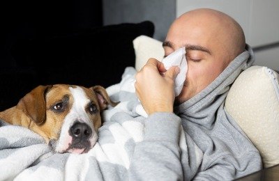 man with dog allergies